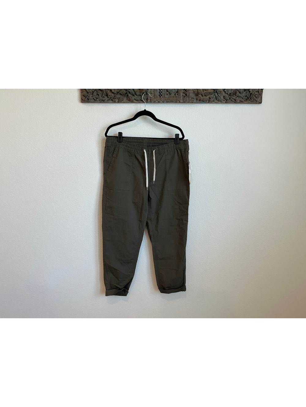 Vuori Women’s Performance Olive Green Jogger Pants Large